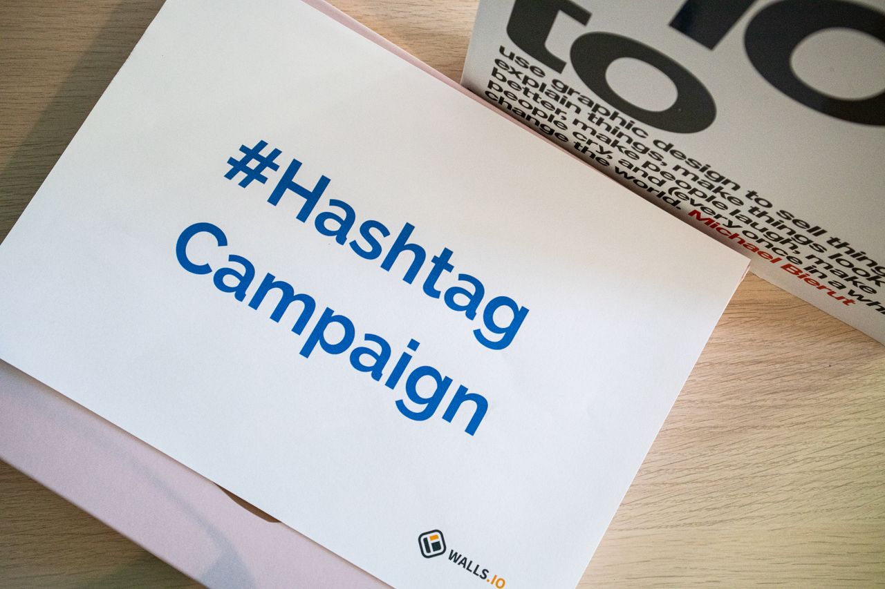Une image conceptuelle d’une campagne de hashtag présentée sur papier pour des stratégies marketing.